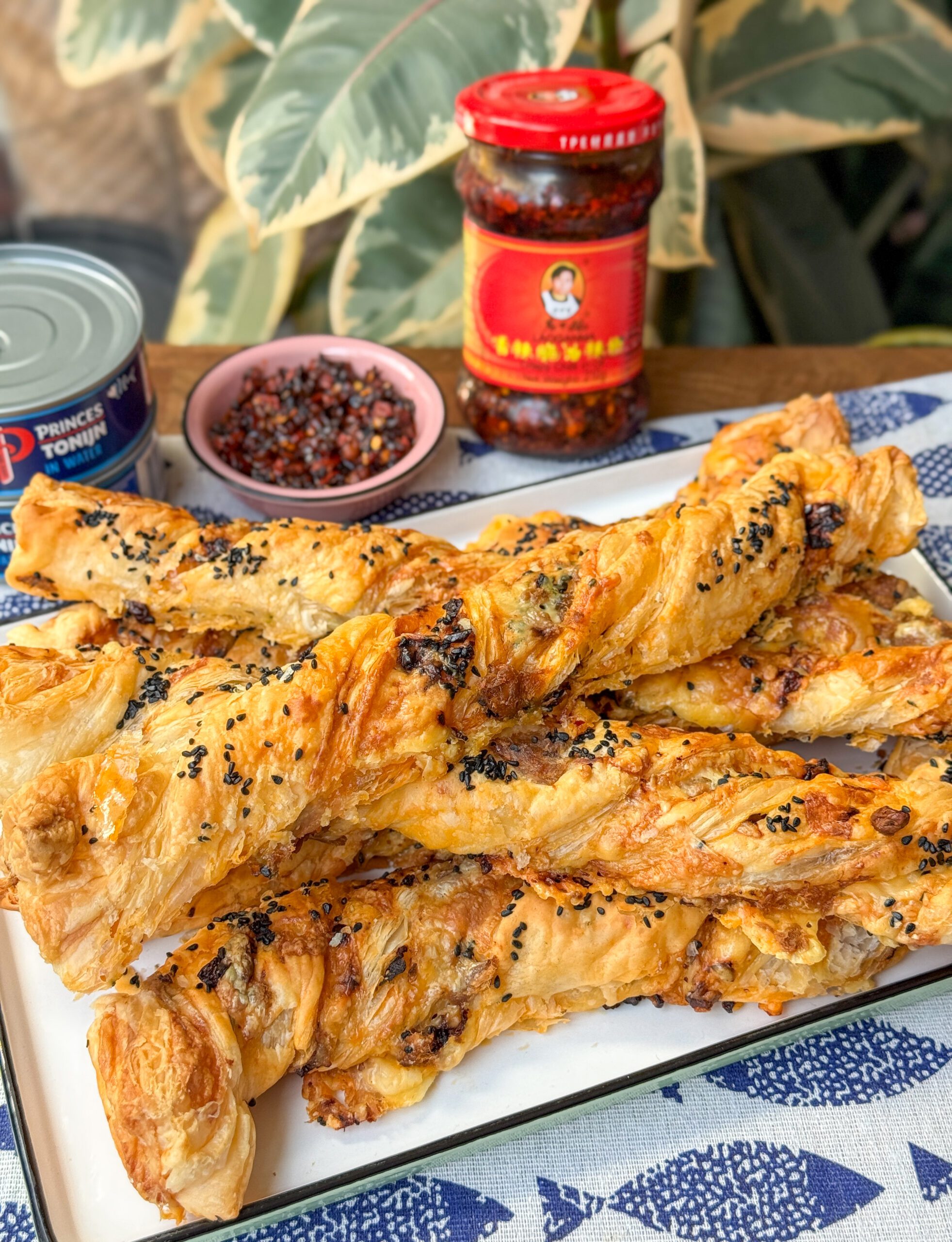 kaasstengels met cirspy chili olie en tonijn