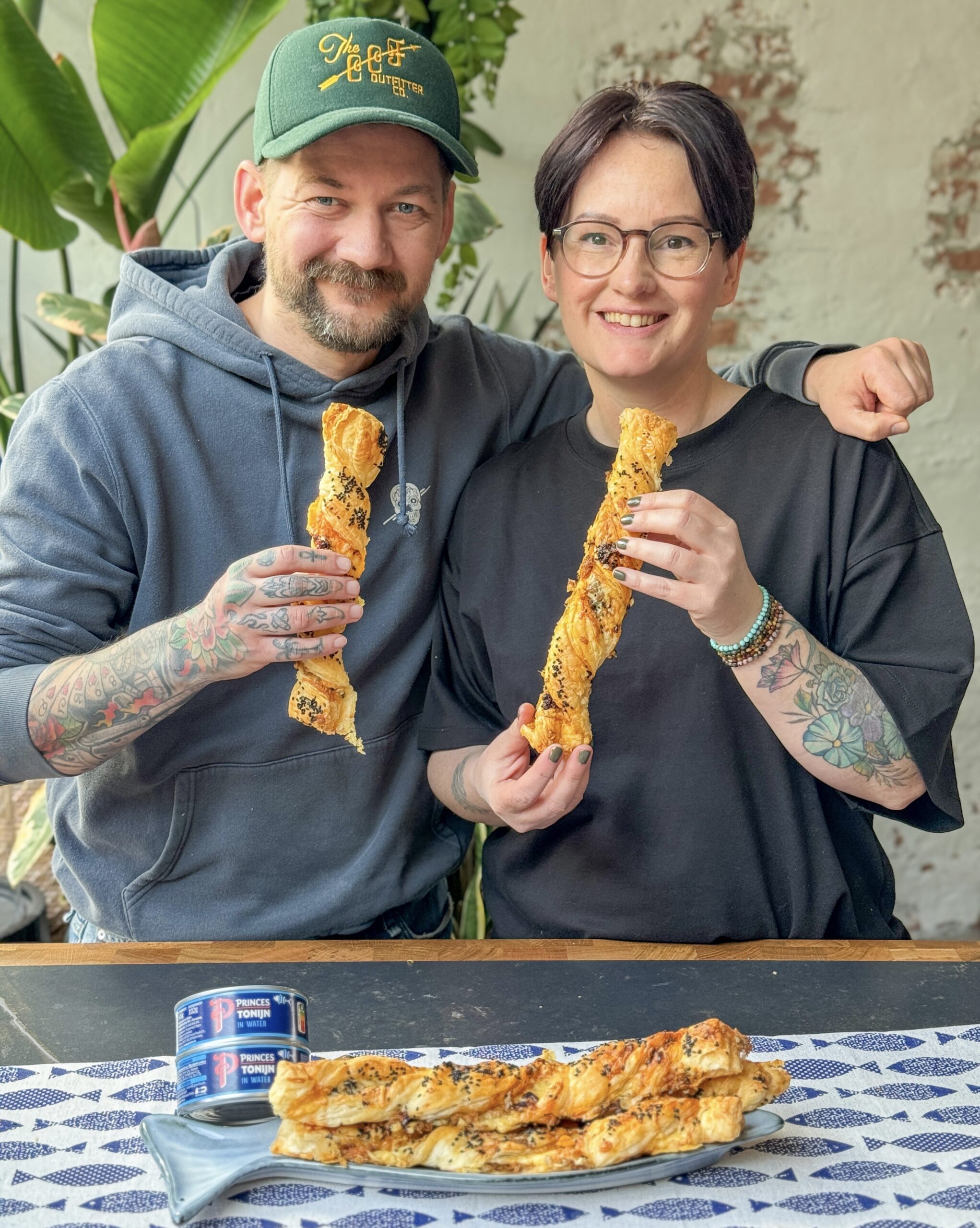 Jan Willem en Marie Louise van Familie over de Kook met zelfgemaakte pittige kaasstengels met tonijn en crispy chili olie