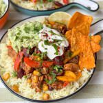 Kip fajita met rijst en groenten – kruidige Tex Mex maaltijd met paprika en toppings