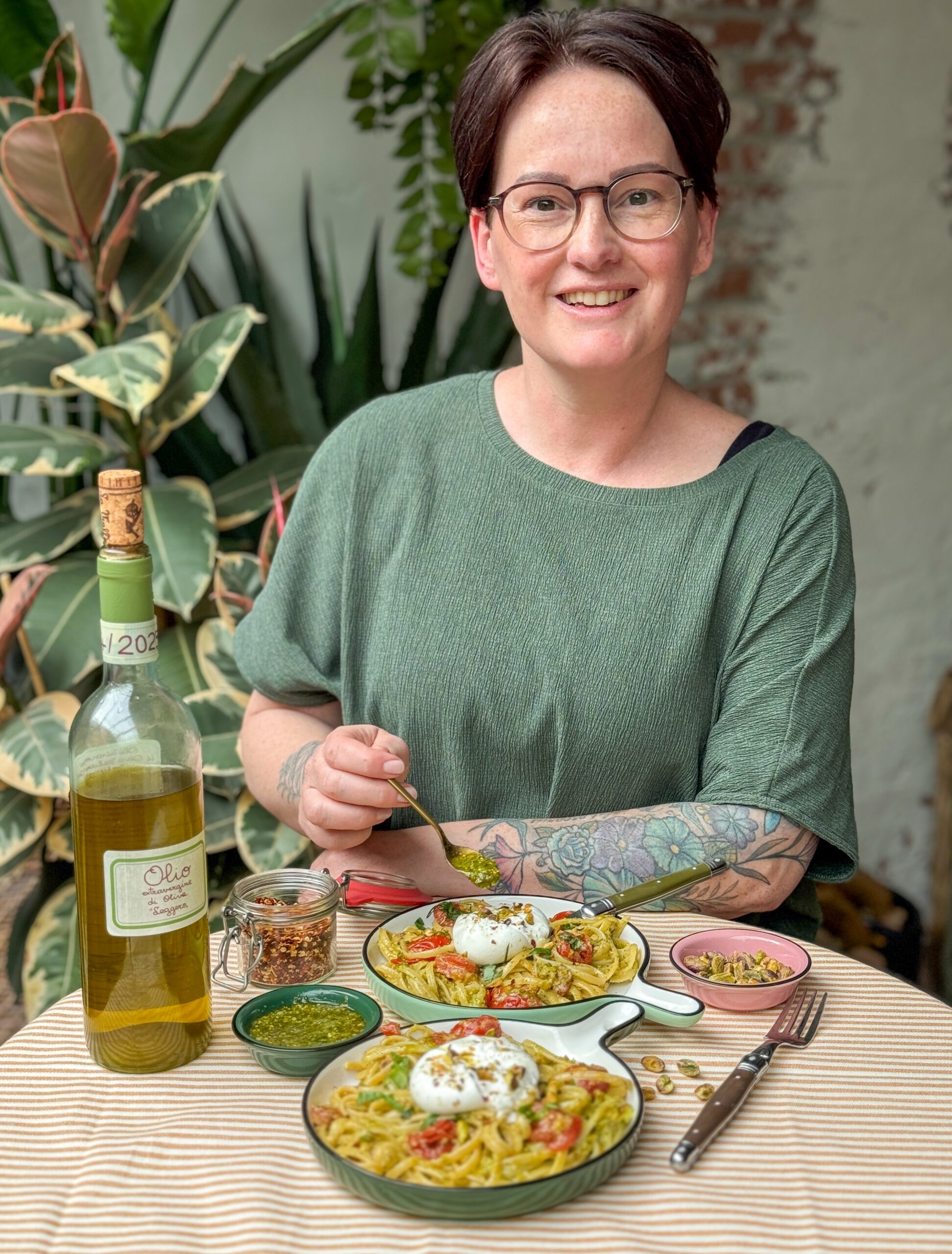 Marie Louise serveert pasta met pistache pesto, burrata en tomaatjes