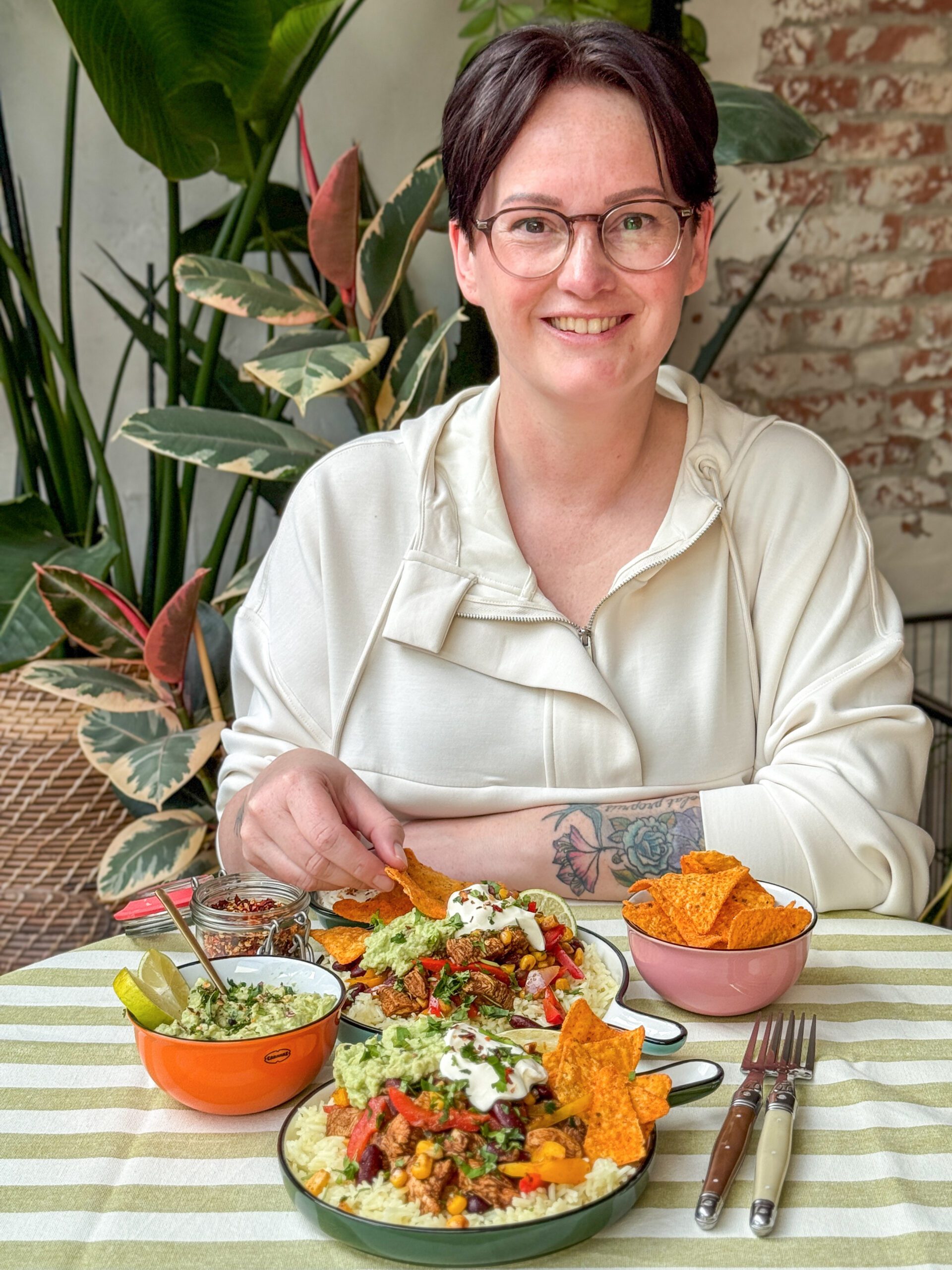Marie Louise Kaldenbach serveert zelfgemaakte kip fajita met rijst en groenten

