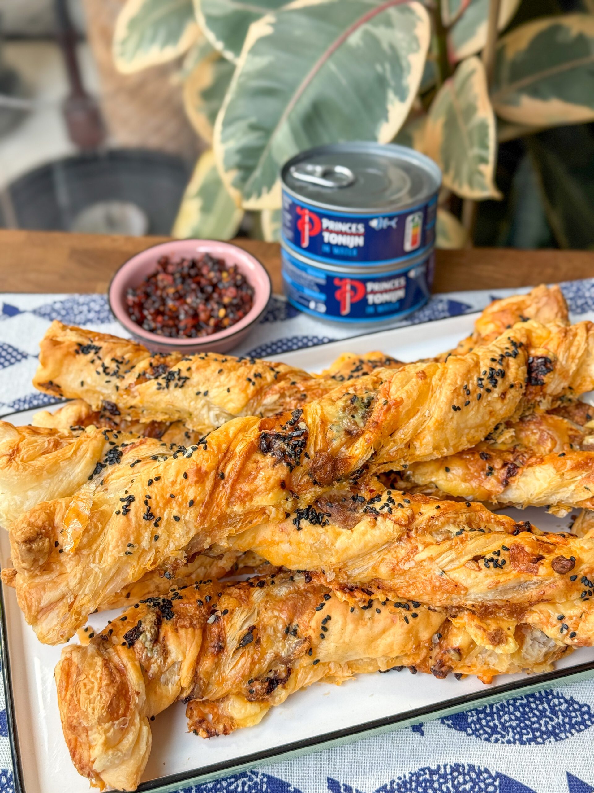pittige kaasstengels van bladerdeeg met tonijn en crispy chili olie