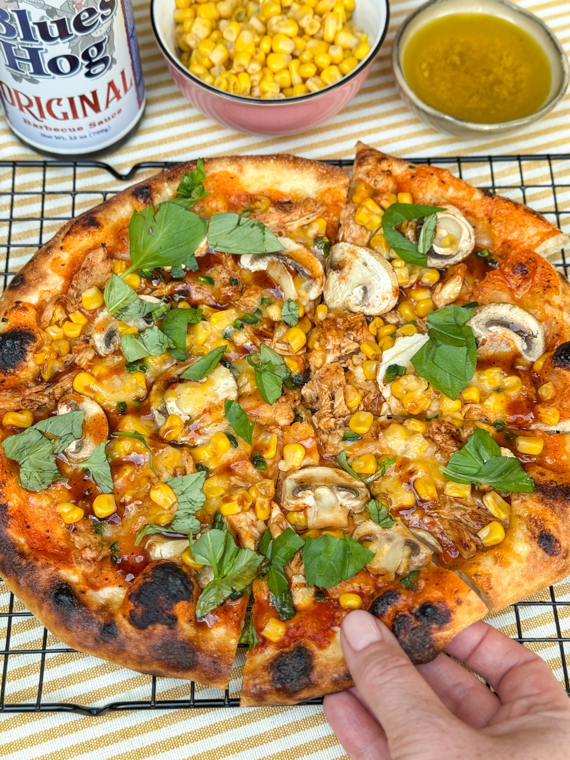 pizza bbq kip met mais, champignons en bbq saus