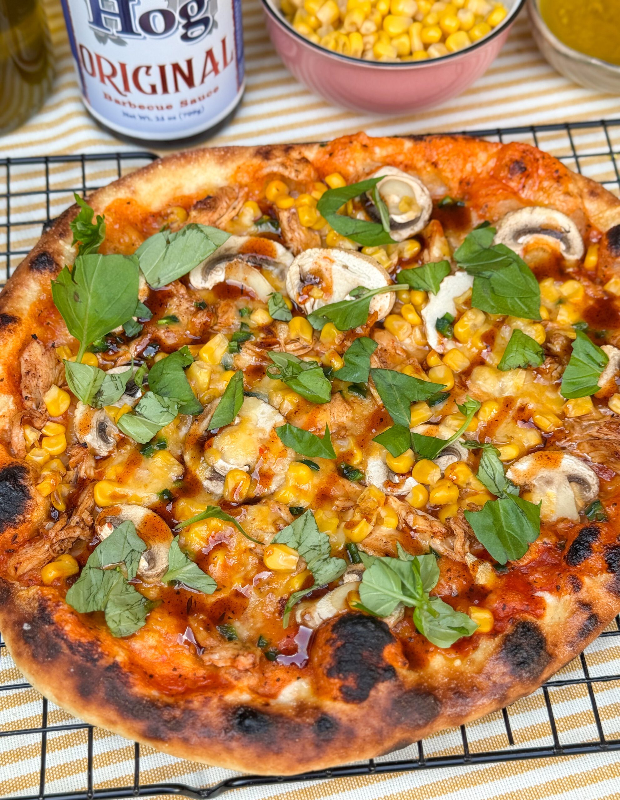 pizza met kip en bbq saus uit de oven met gesmolten kaas en verse basilicum
