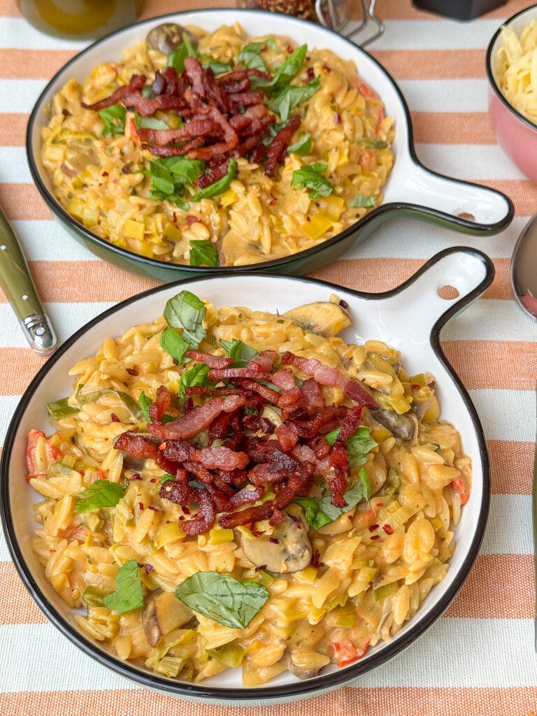 Romige orzo met prei, spek en Boursin – een van de 10x lekkere recepten voor de maand mei
