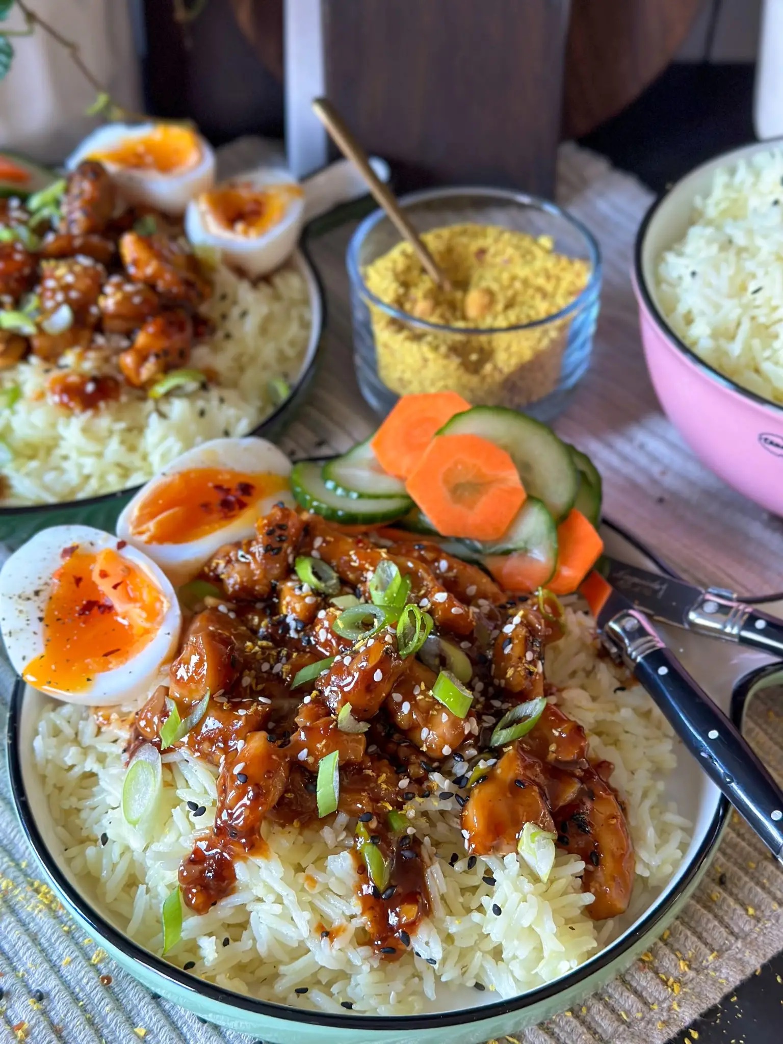 Bord met Thaise kip en kruidige rijst, geserveerd met limoen en koriander – recept uit weekmenu 23 van Familie over de Kook