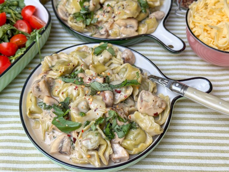 Romige pasta Boursin met tortellini en champignons – makkelijk recept voor het gezin