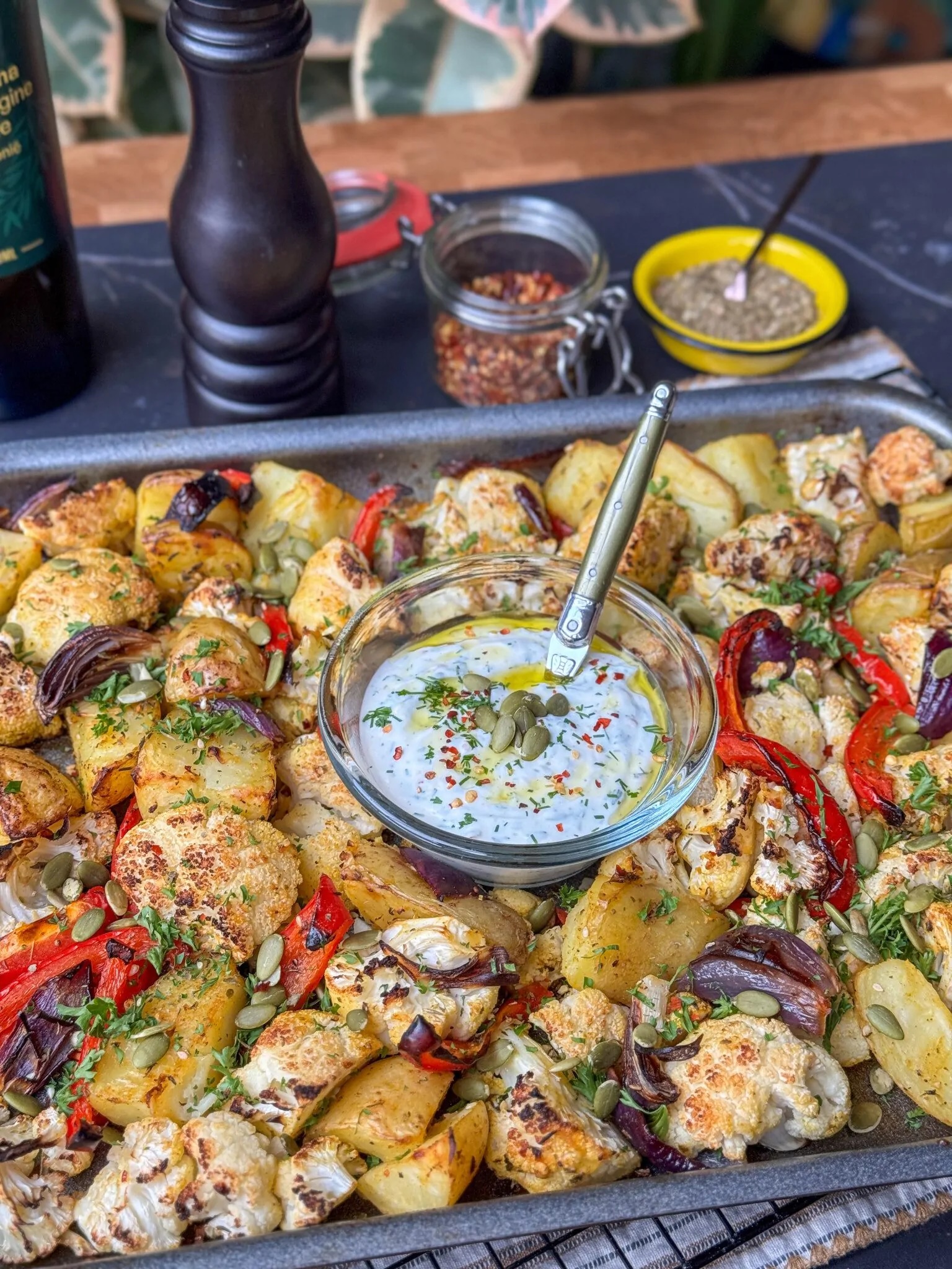 vegetarische traybake met bloemkool en paprika