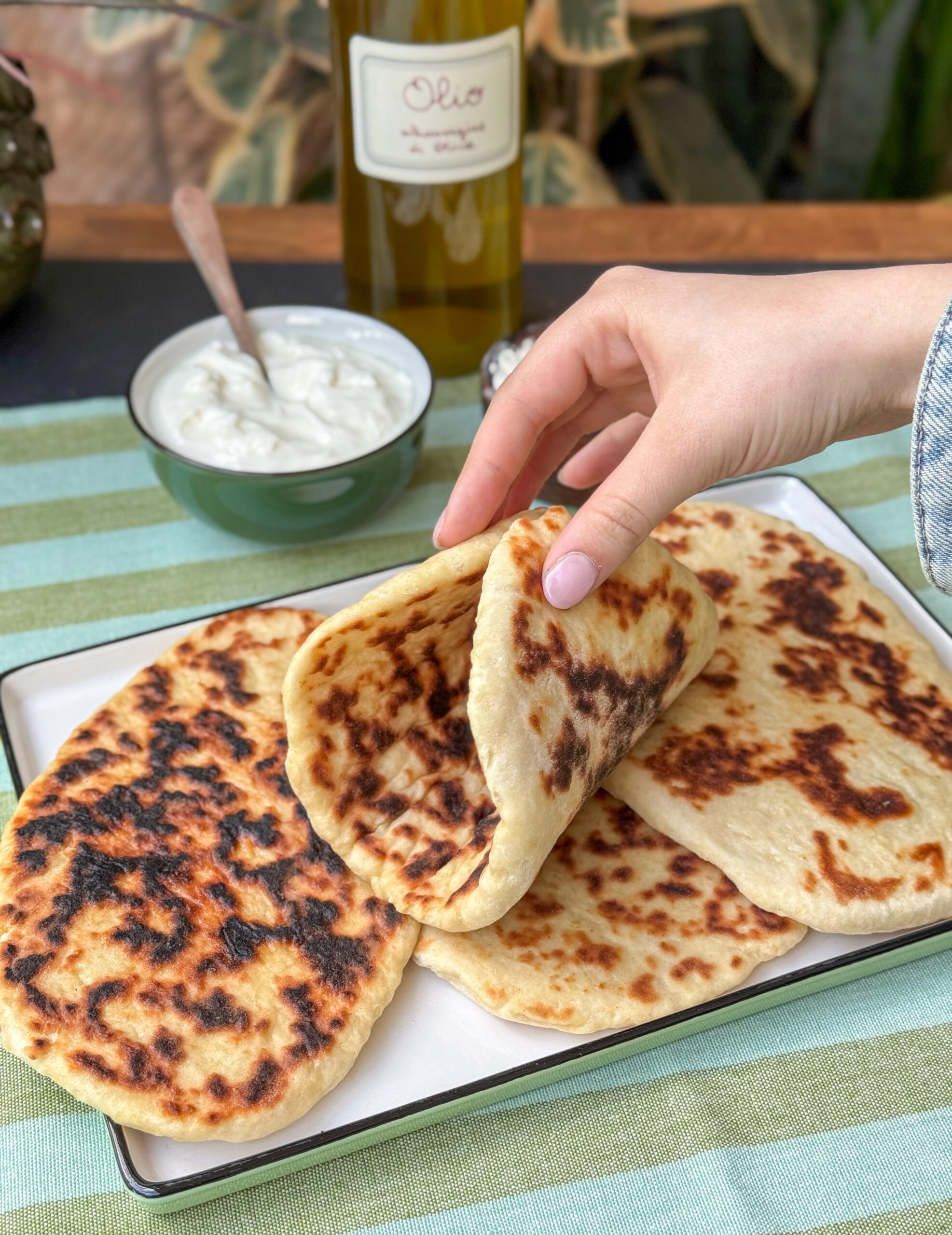 Zelfgebakken flatbread zonder gist, licht gevouwen – soepel en luchtig brood