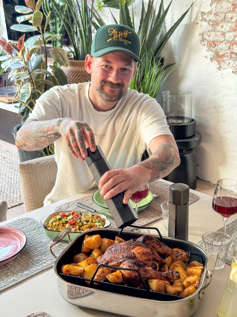 Peper- en zoutmolens van HexClad naast een gerecht op tafel voor extra smaak