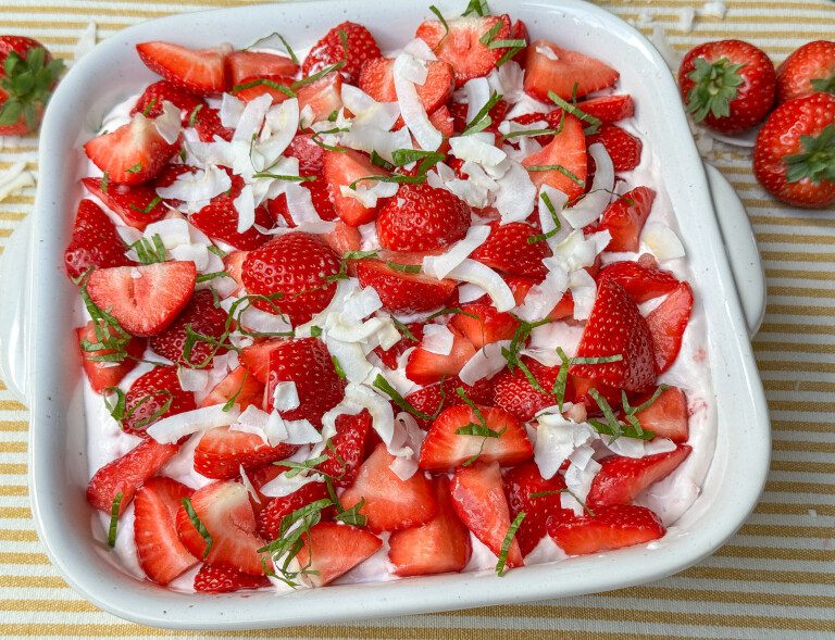 Aardbeien tiramisu in een schaal met verse aardbeien bovenop – romig dessert zonder rauw ei