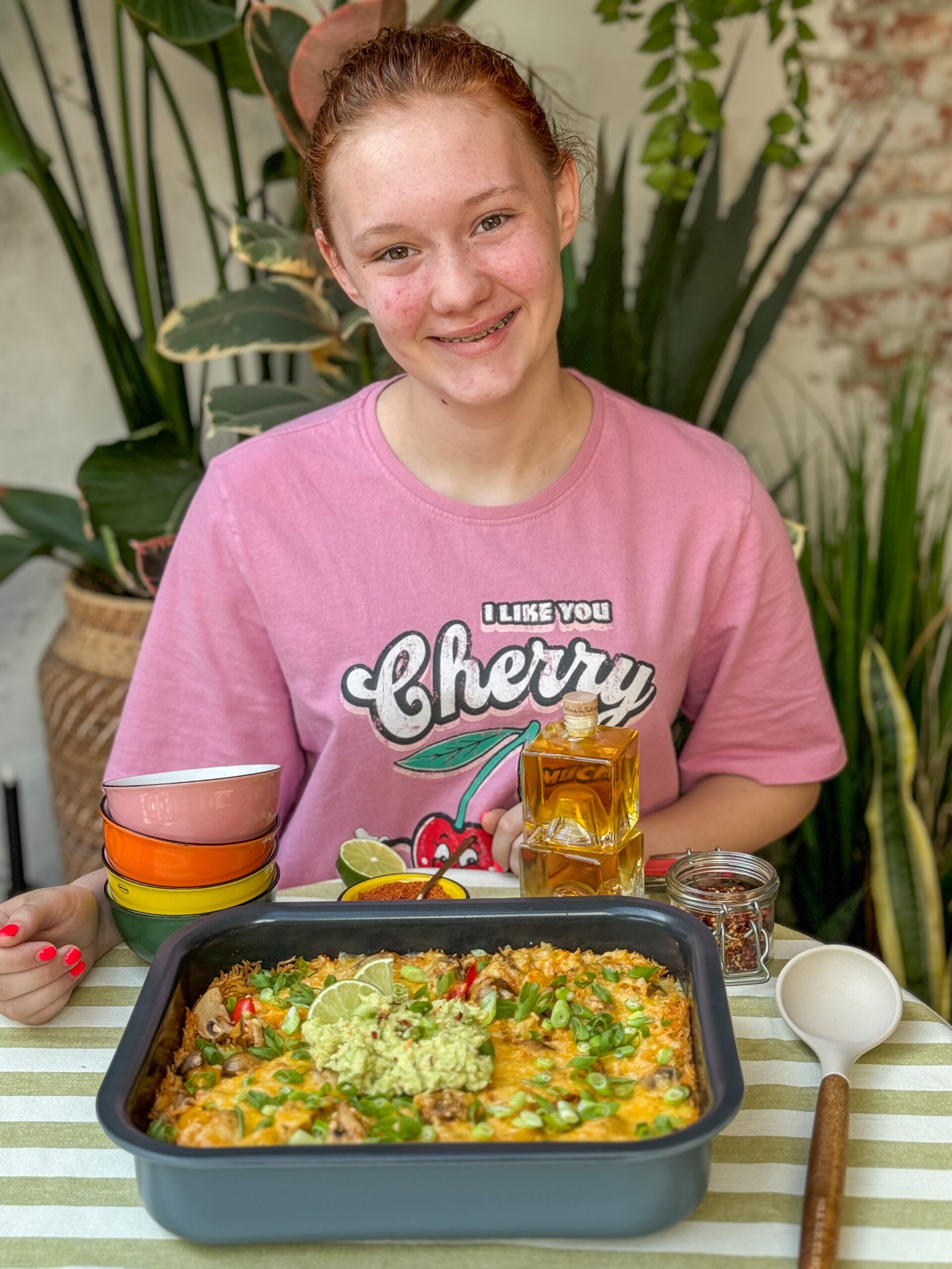 Amaranthe eet het cajun rijstgerecht met paprika en champignons aan tafel, thuis bij Familie over de Kook