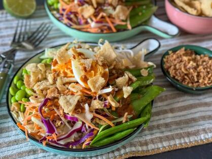 Gado gado met groenten en pindasaus – gezond en kleurrijk recept uit weekmenu 24