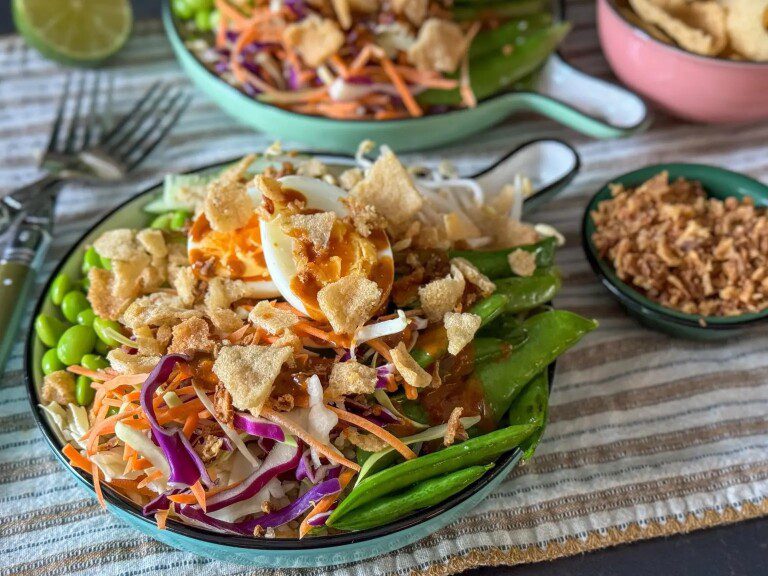 Gado gado recept – zelfgemaakte Indonesische salade met groenten, ei en pindasaus als zomerse maaltijd in juli