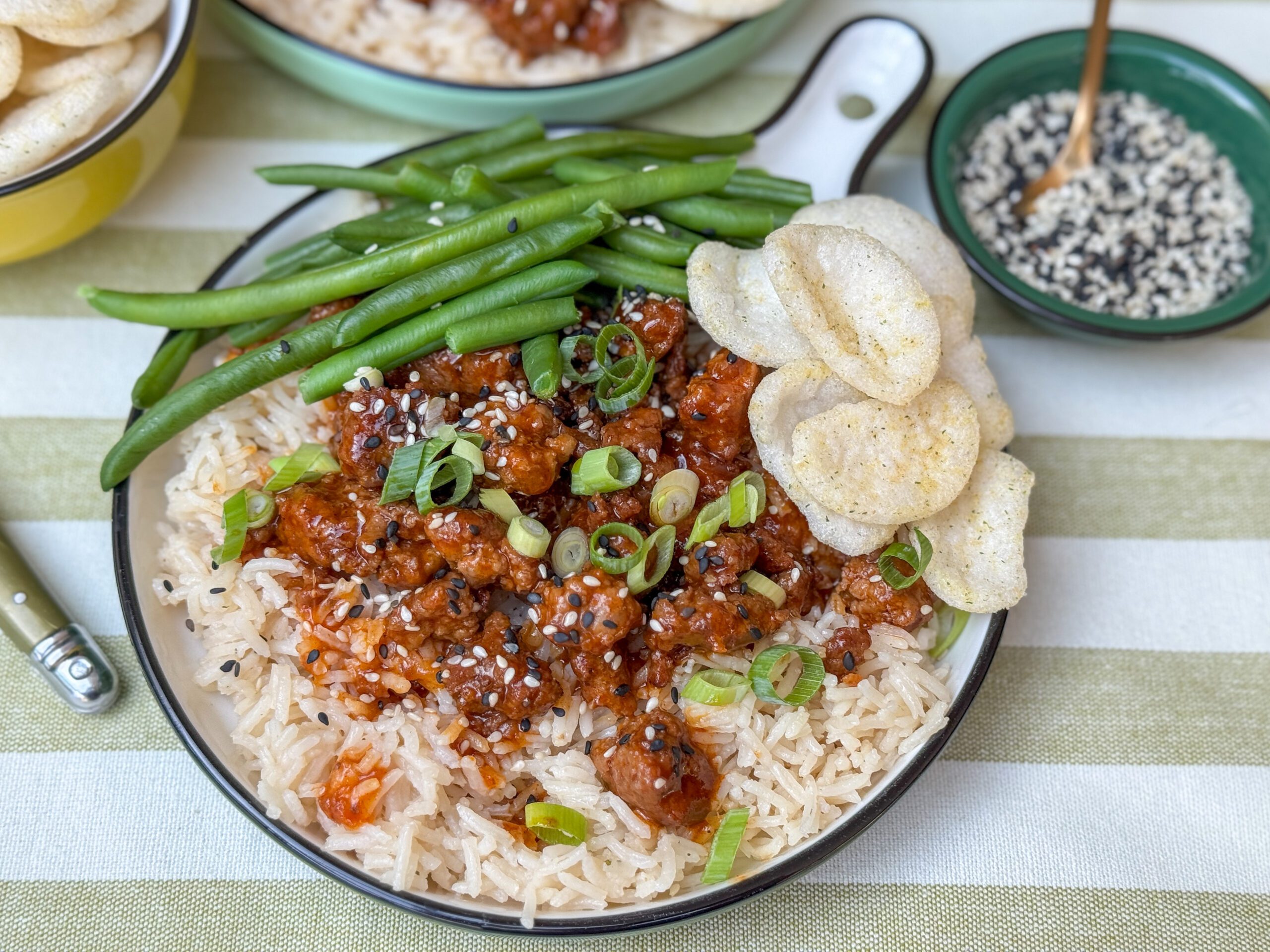 Gehakt met gochujang en oestersaus met rijst en sperziebonen – uit het recept van Familie over de Kook