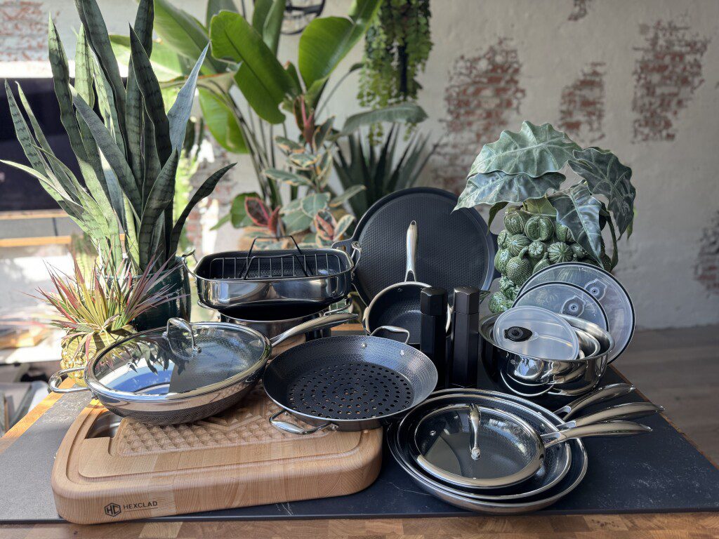 HexClad pannen op het aanrecht – stijlvolle pannen met antiaanbaklaag