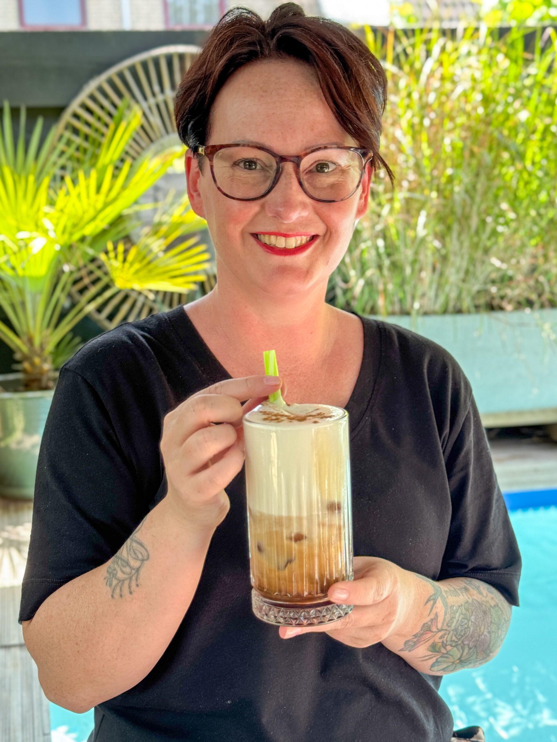 Marie Louise met een glas zelfgemaakte ijskoffie uit dit recept
