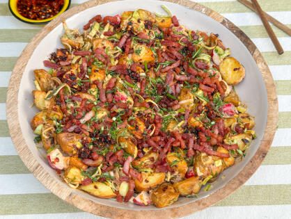 Krokante aardappelsalade met crispy chili olie, gemaakt met Opperdoezer Ronde