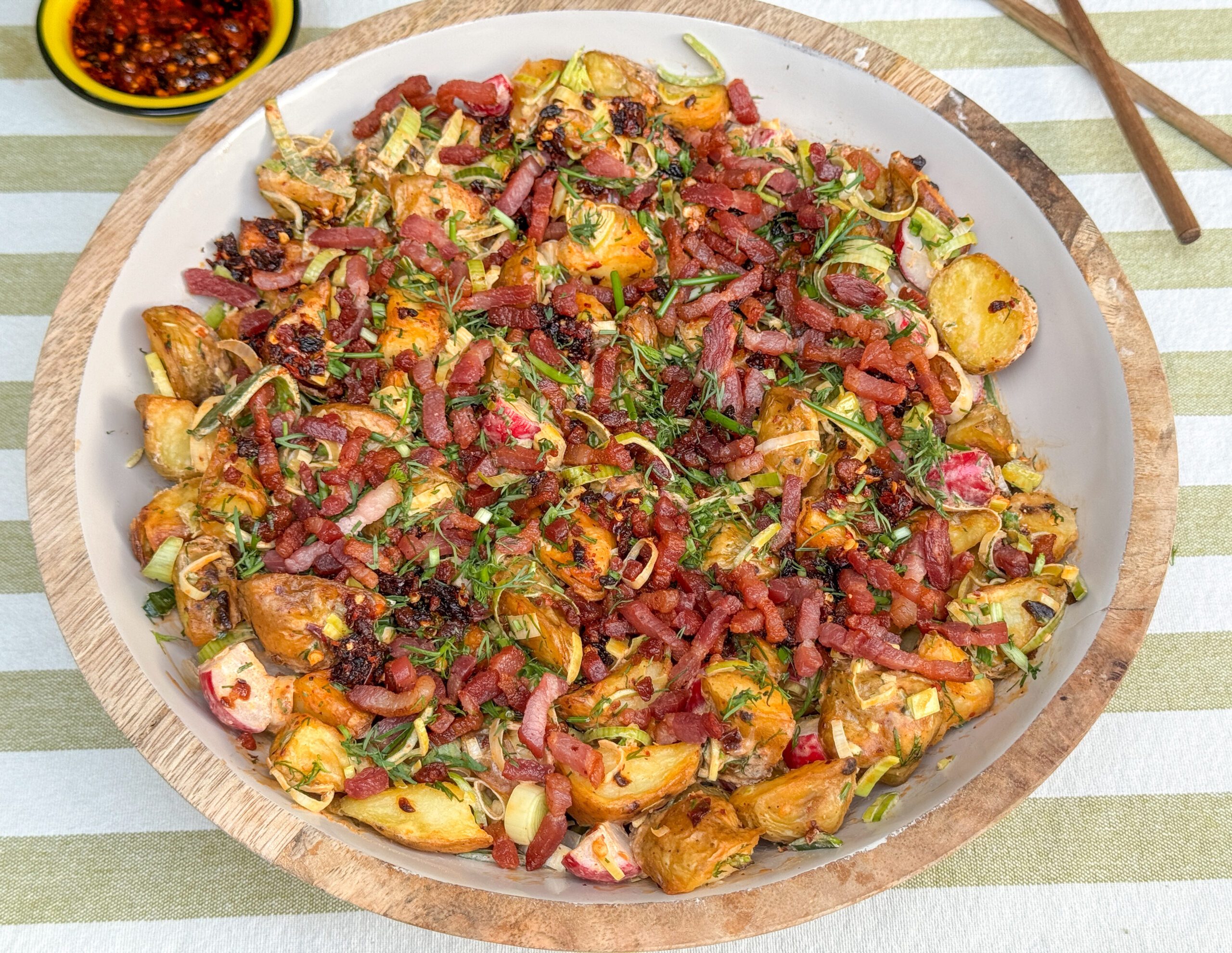 Krokante aardappelsalade met crispy chili olie, gemaakt met Opperdoezer Ronde