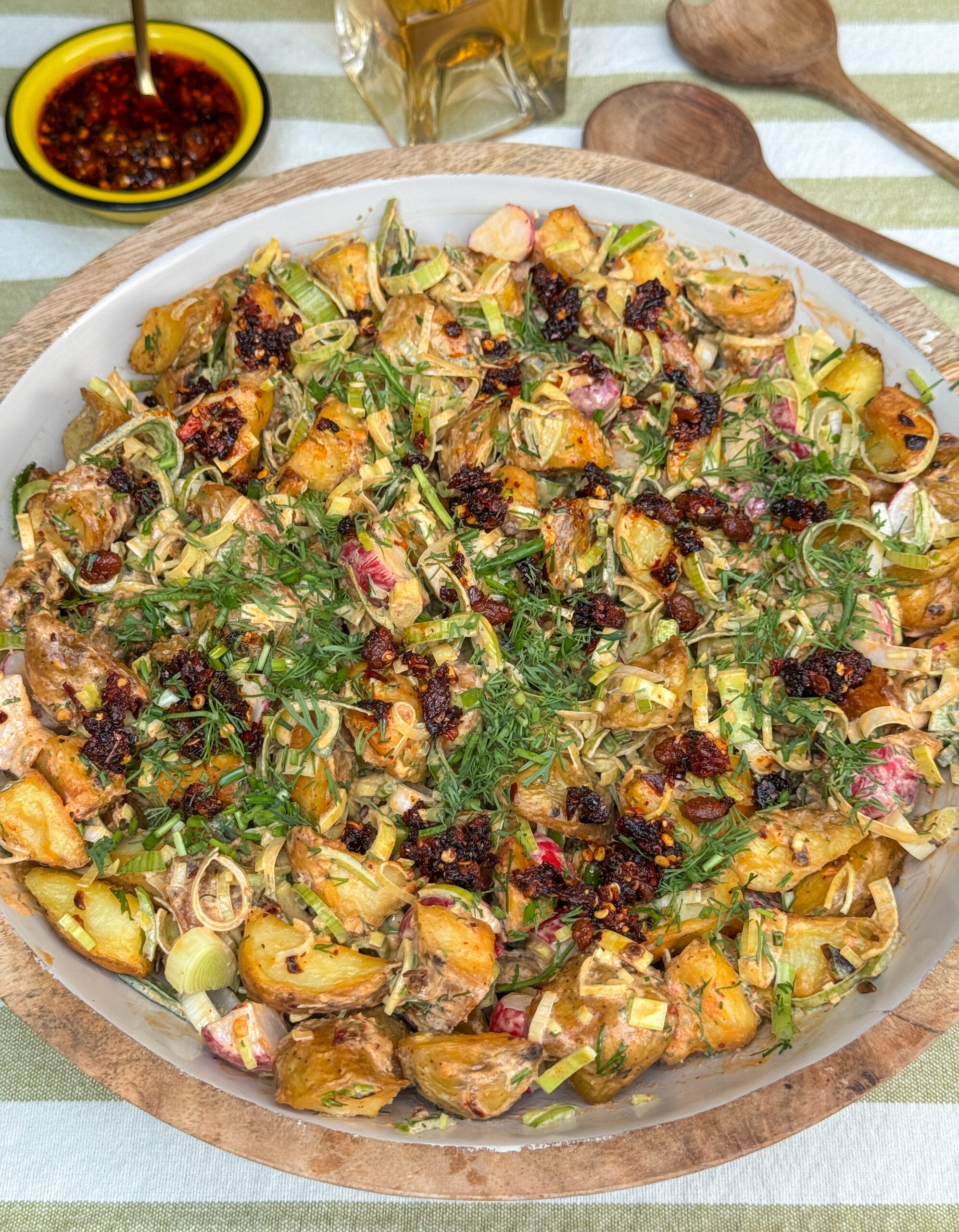 Krokante aardappelsalade met crispy chili olie: zomers recept met Opperdoezer Ronde aardappel