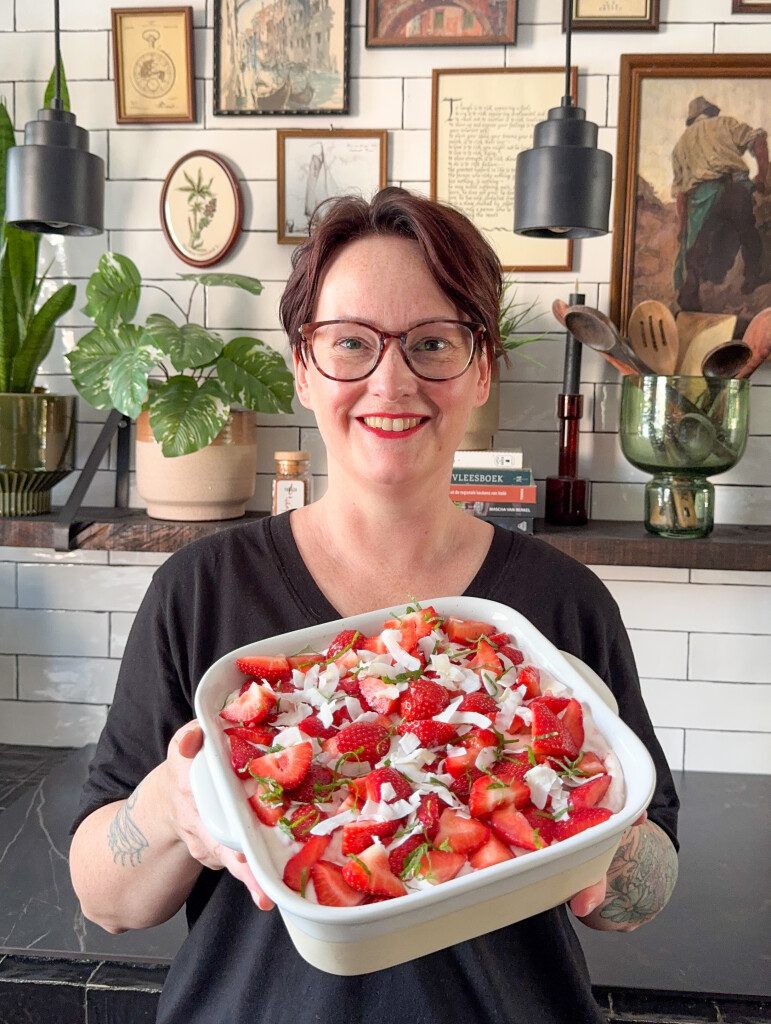 Marie Louise van Familie over de Kook met zelfgemaakte aardbeien tiramisu in een schaal