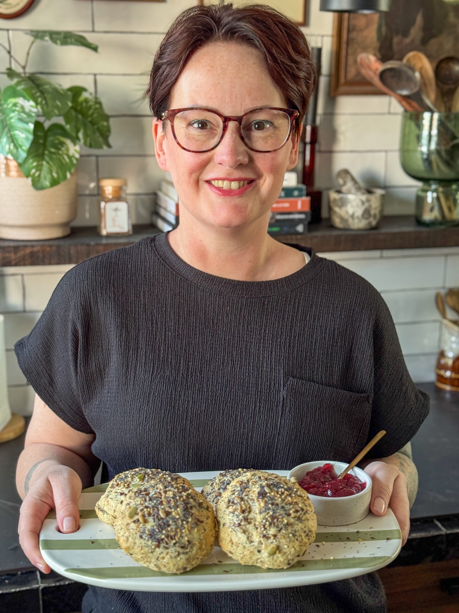 Marie Louise van Familie over de Kook met zelfgebakken volkoren kwarkbroodjes met zaden en pitten