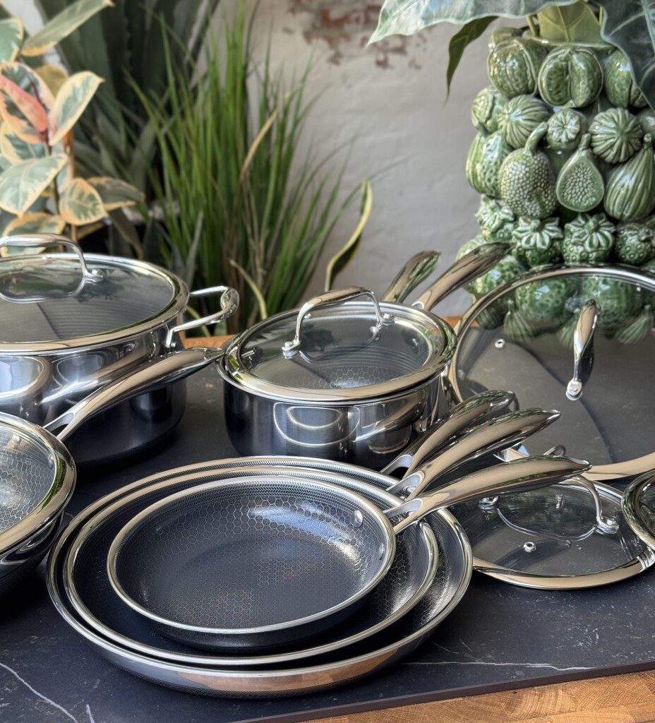 close up hexclad koekenpannen en kookpannen met deksel