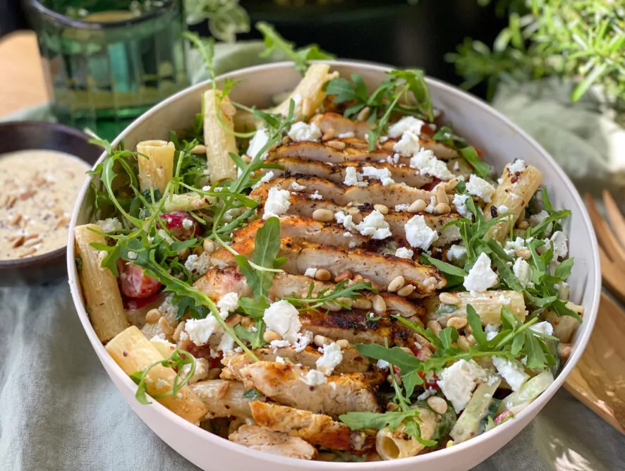 Zomerse pastasalade met honing-mosterddressing – ideaal gerecht voor warme dagen