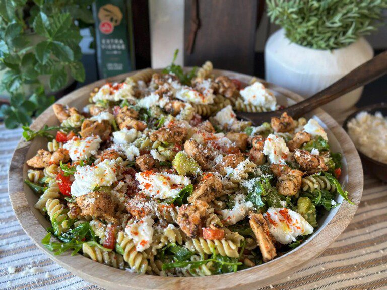 Pastasalade met kip en pesto – een fris en makkelijk gerecht uit weekmenu 26 van Familie over de Kook.
