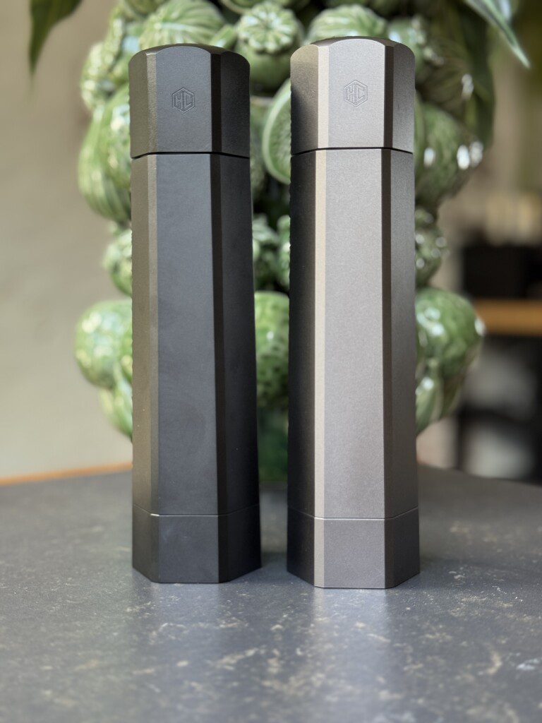 HexClad peper- en zoutmolen set – stijlvolle RVS molens met keramisch maalwerk