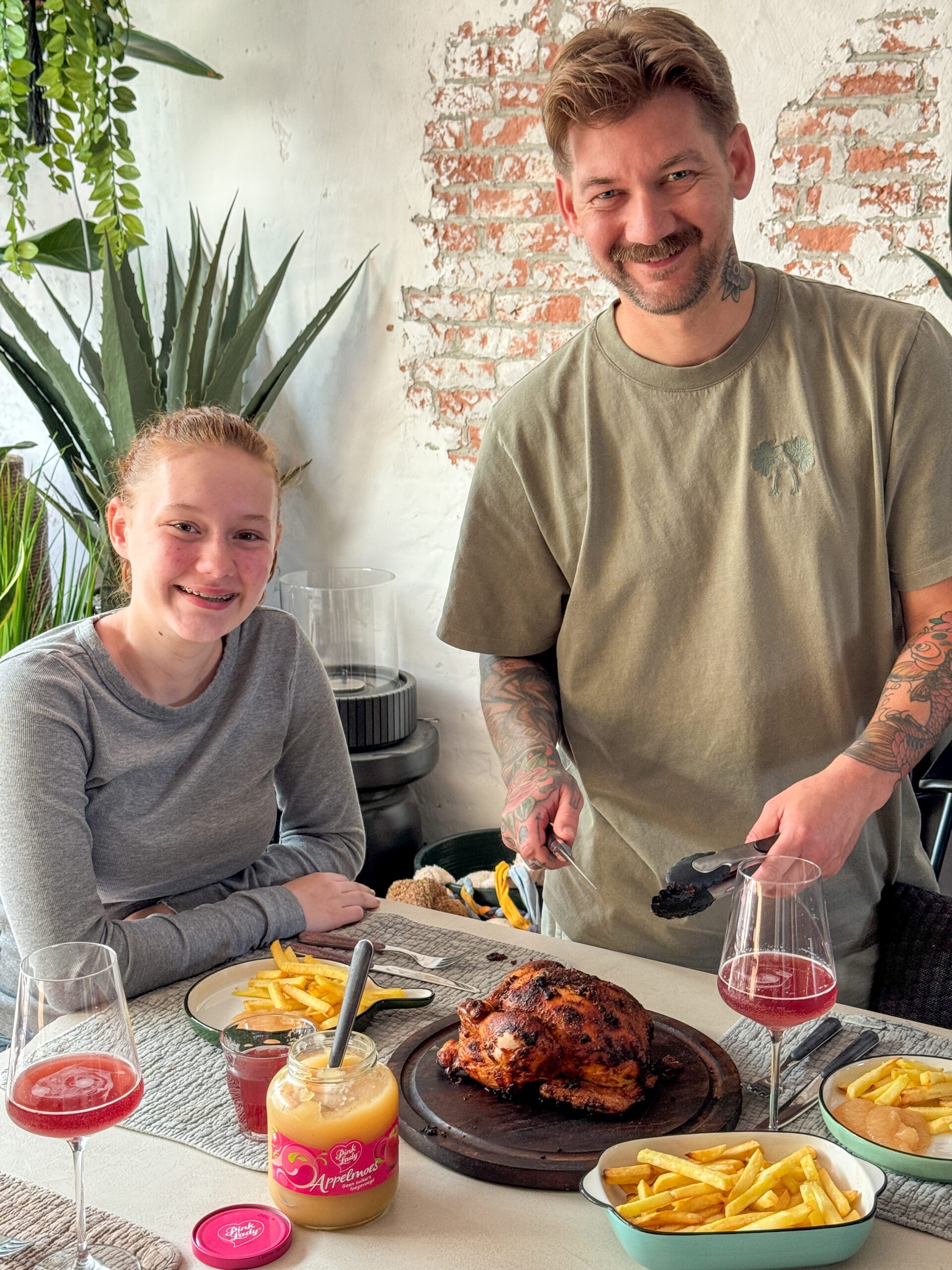 Jan Willem snijdt kip terwijl Amaranthe toekijkt in de familiekeuken