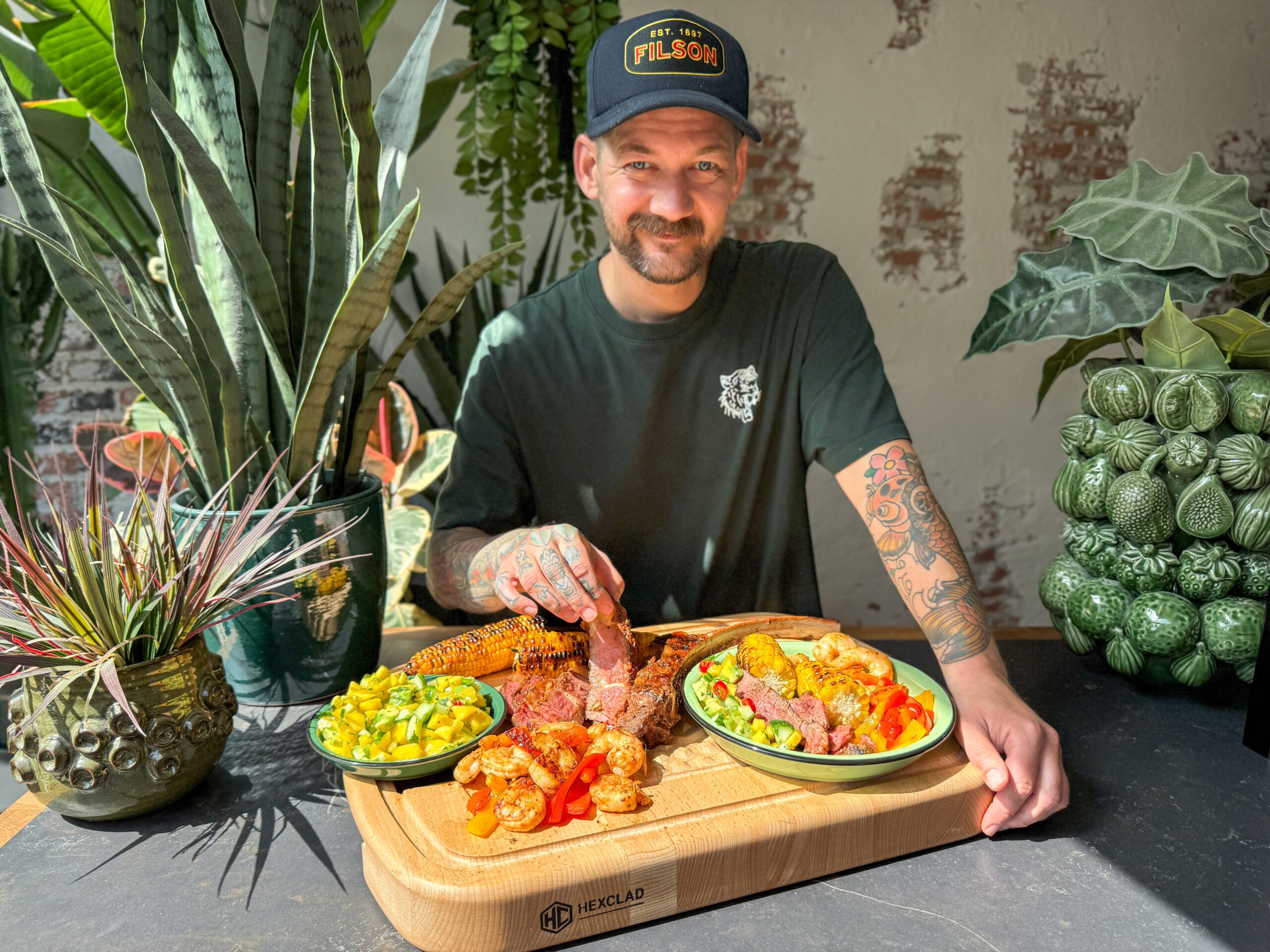 Jan Willem serveert surf & turf van de BBQ met tomahawk en garnalen