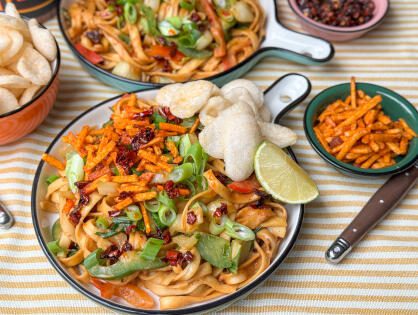 Vegetarische noedels met pindasaus en knapperige paksoi