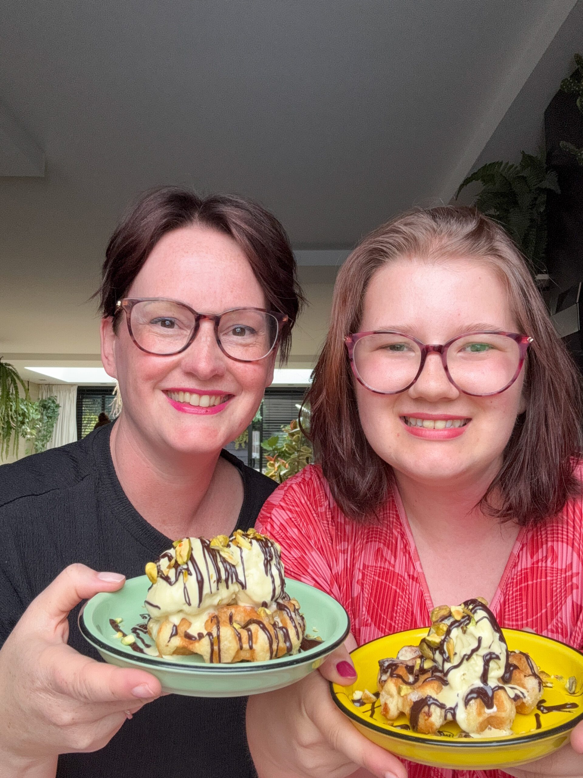 Marie Louise en Beaudine genieten samen van een warme wafel met pistache ijs