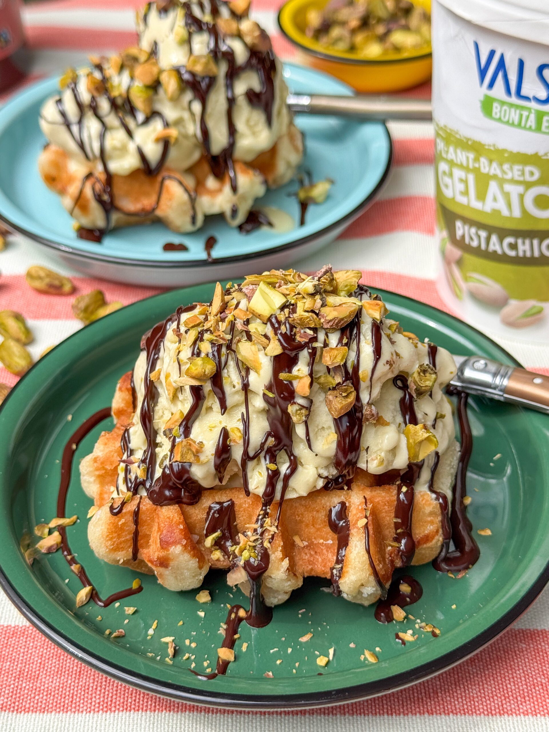 warme wafel met pistache ijs, gesmolten chocolade en grof gehakte pistache nootjes