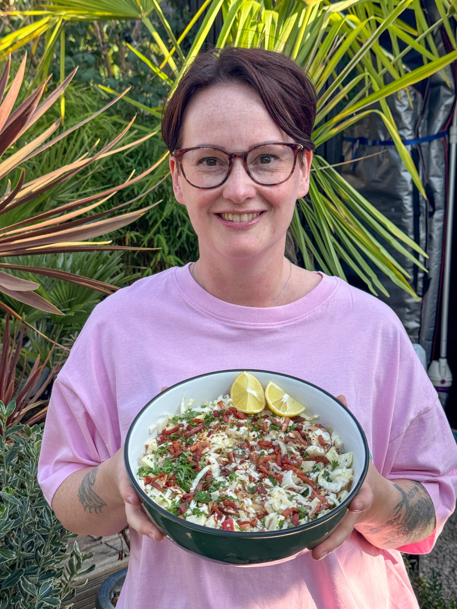 witlof salade recept met appel, spek en pecannoten in witte schaal - zelfgemaakt door Marie Louise