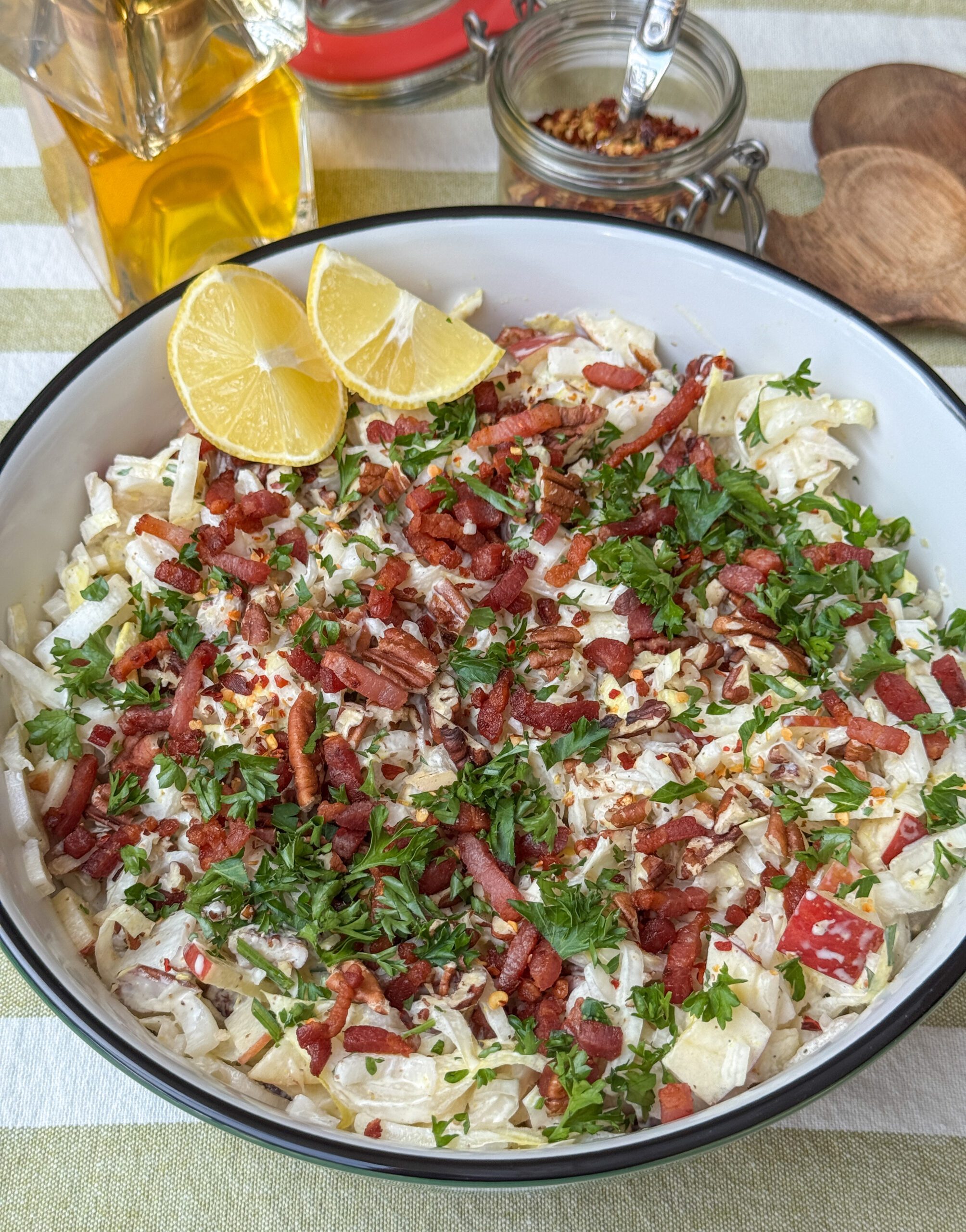 Witlof salade recept met appel, spek en pecannoten – frisse en romige salade voor lunch of bijgerecht