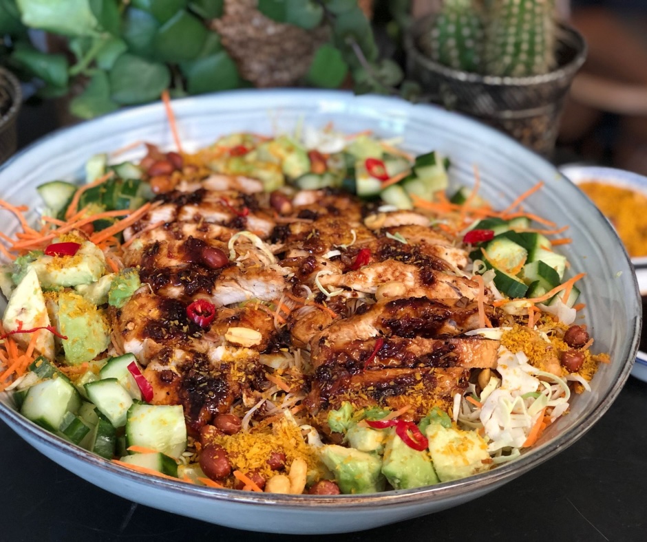 Thaise noedelsalade - zomerse salade met pittige kip en groenten in schaal