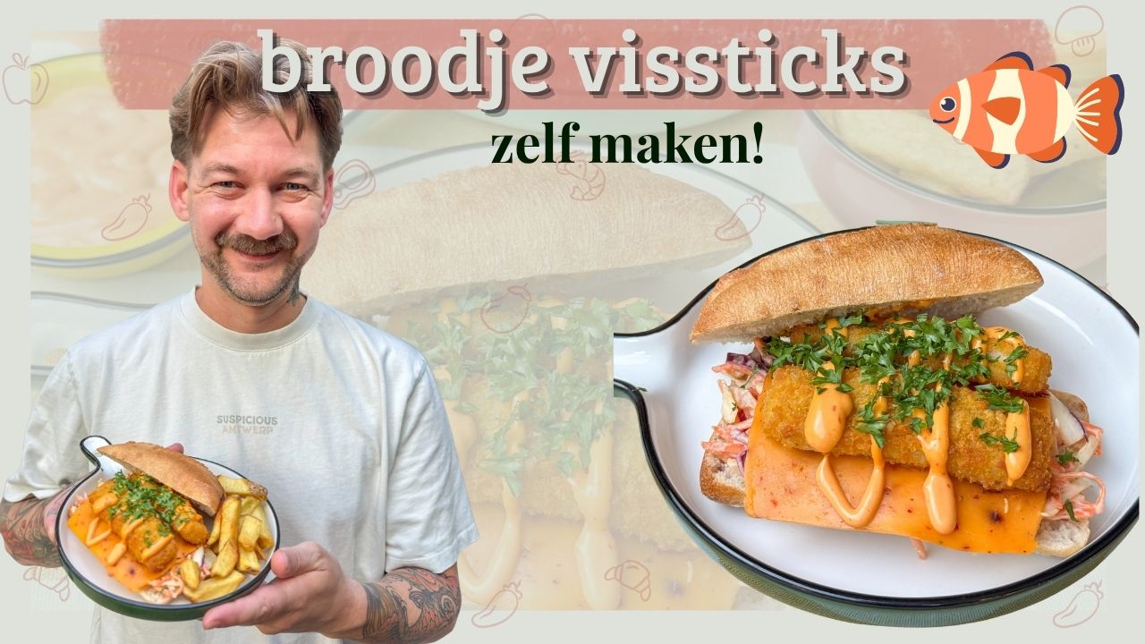 Broodje vissticks recept. Jan Willem houdt bord met knapperig broodje vissticks met bang bang saus, cheddar en koolsla vast, vrolijke uitstraling