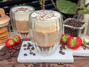 aardbeien ijskoffie recept met espresso, kokosmelk en aardbeien dessertsaus