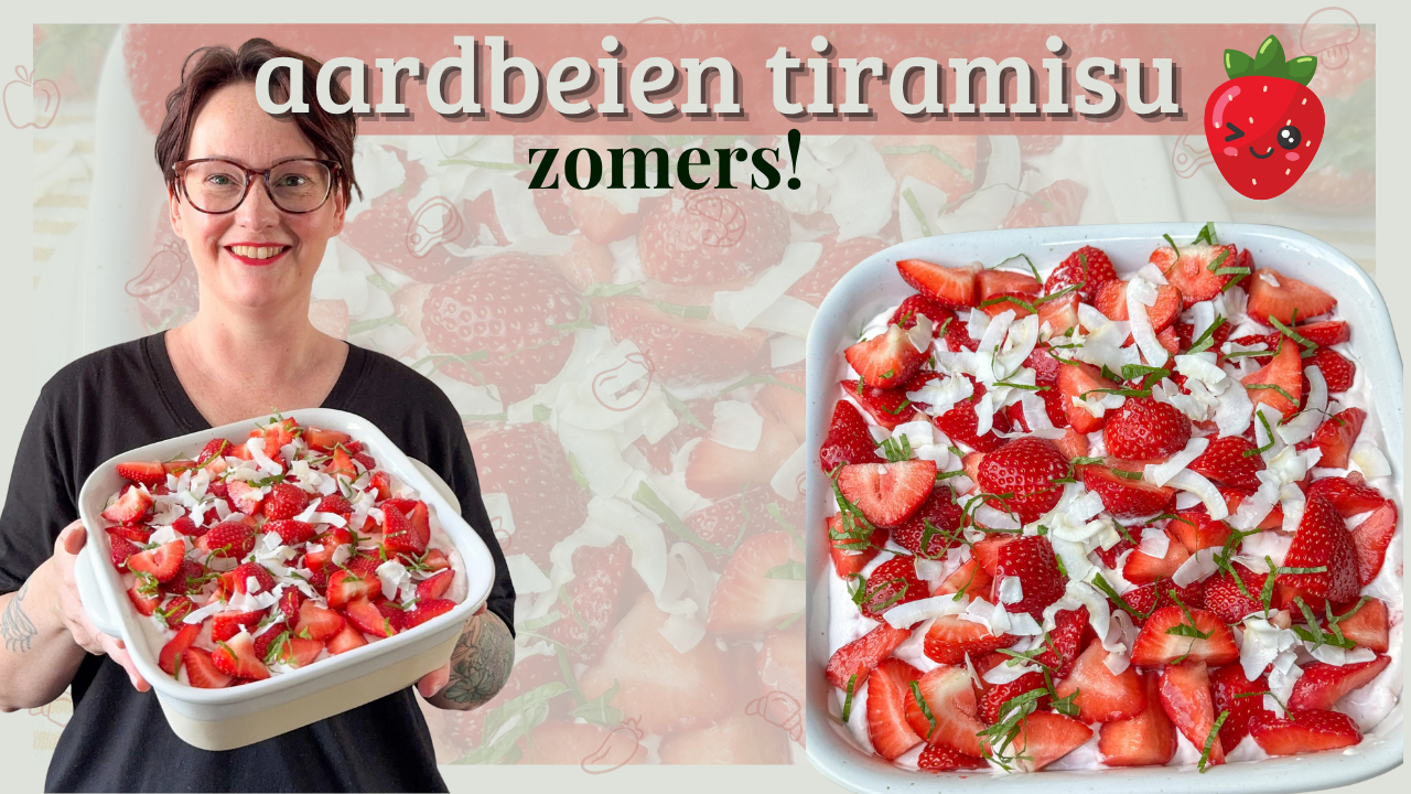 Aardbeien tiramisu recept – Marie Louise houdt schaal zomerse tiramisu met verse aardbeien, kokos en citroen melisse vast, met vrolijke uitstraling en aardbei-icoon