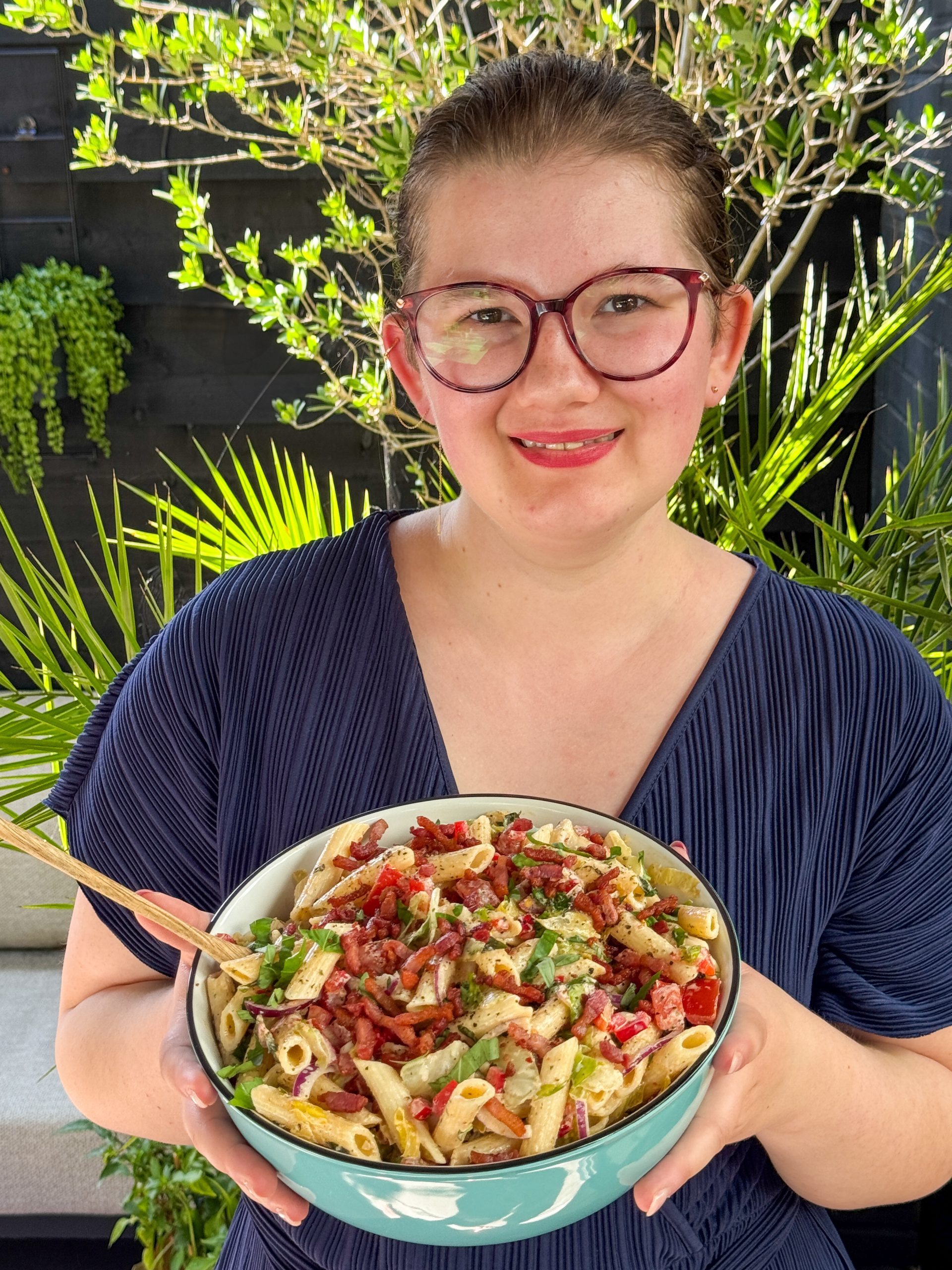 BLT pastasalade met spek en tomaat, Beaudine serveert zomerse salade in grote schaal