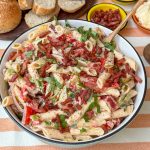 blt pastasalade recept met spek, tomaat en romige dressing – zomerse pastasalade zelfgemaakt in schaal geserveerd