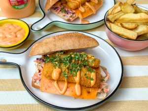 broodje vissticks met bang bang saus recept – krokant wit broodje met cheddar, vissticks en frisse salade