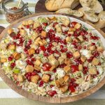 orzo salade met makreel recept - zomerse pastasalade met prei, tomaat, granaatappel geserveerd met knoflookstokbrood