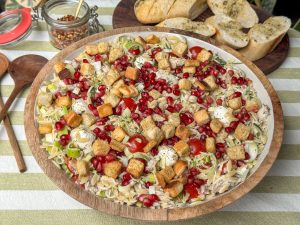 orzo salade met makreel recept - zomerse pastasalade met prei, tomaat, granaatappel geserveerd met knoflookstokbrood