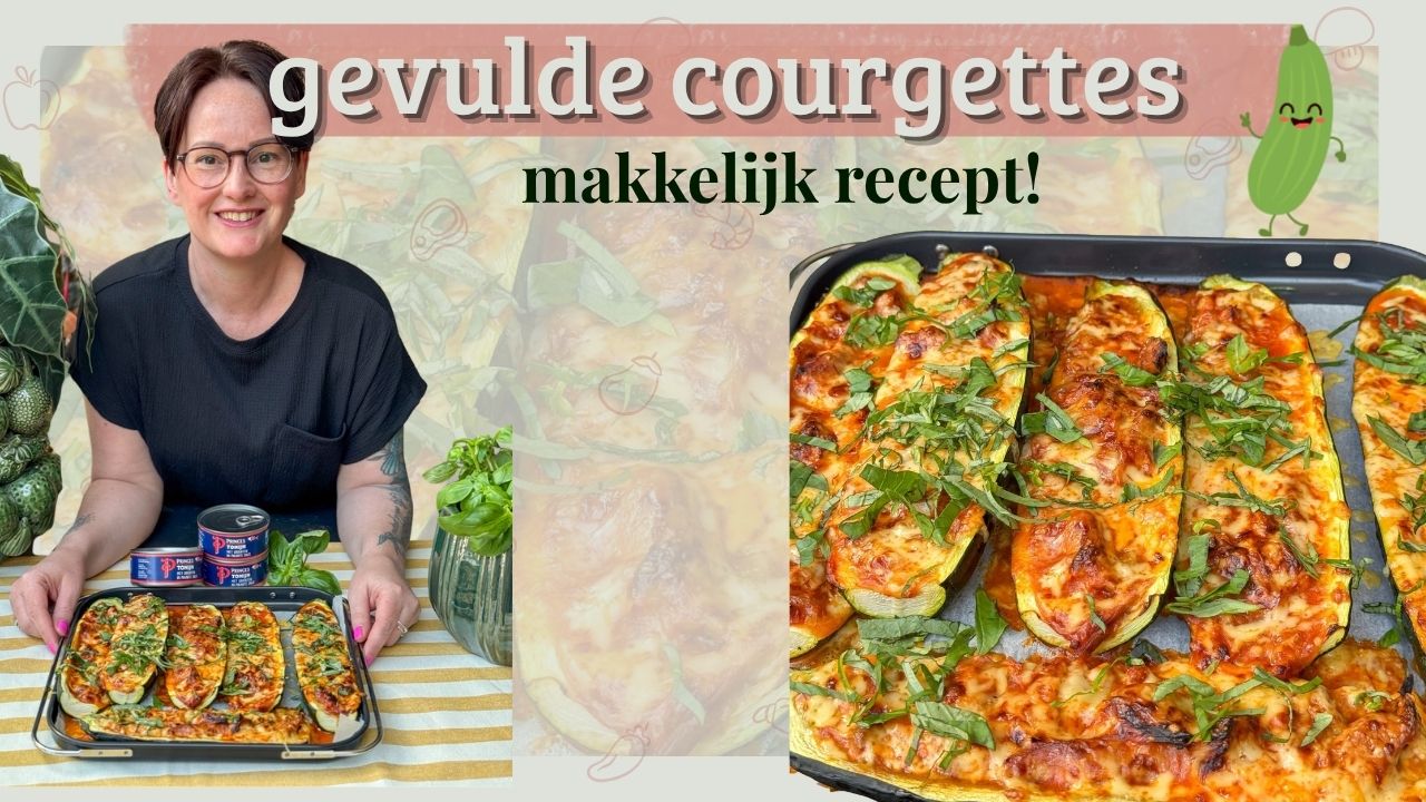 Gevulde courgettes, vrouw met bakplaat courgettes met kaas en basilicum, thumbnail makkelijk ovengerecht