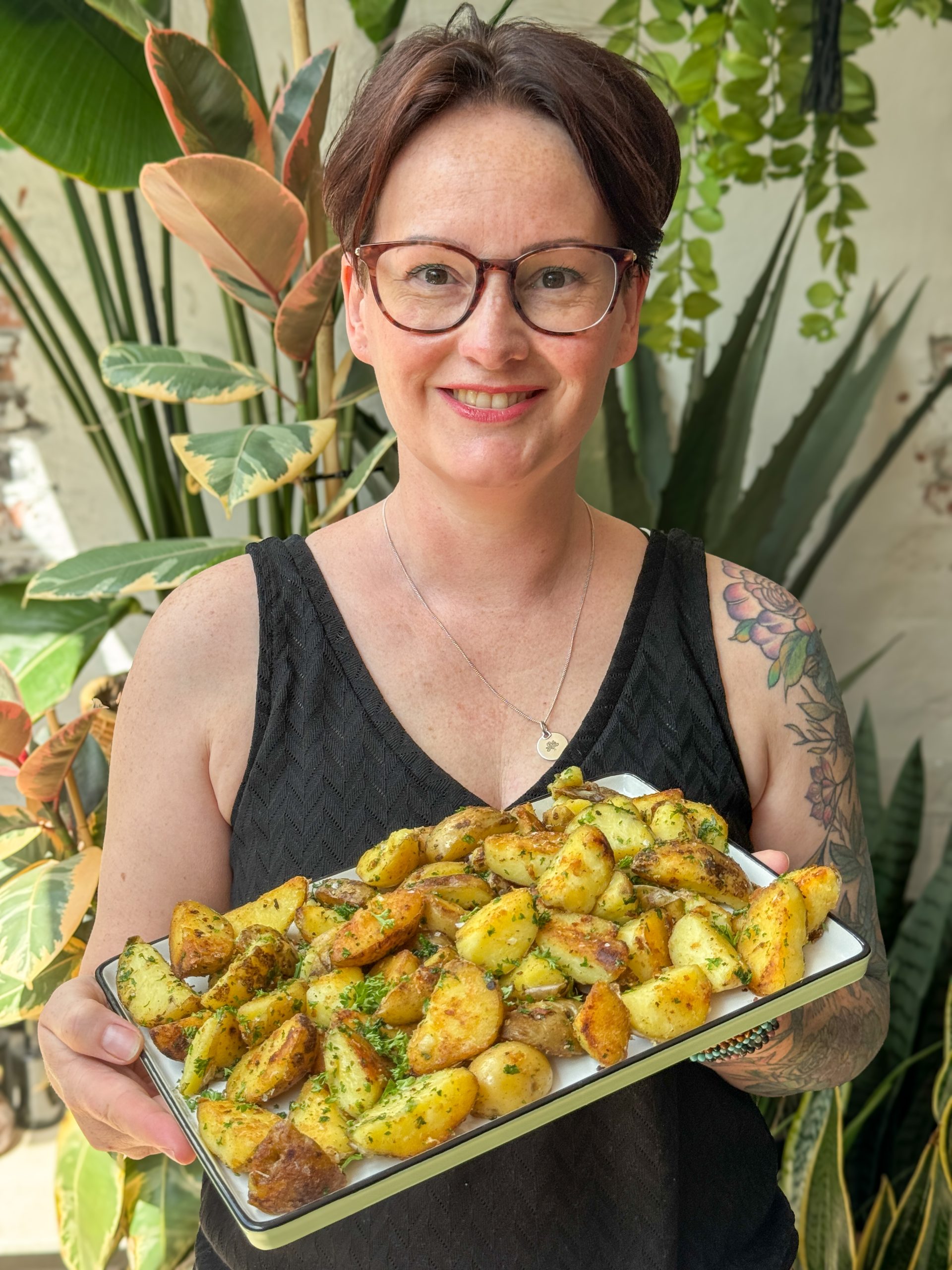 Krokant gebakken aardappelen uit de pan met Opperdoezer Ronde - Marie Louise serveert zelfgemaakt aardappelgerecht met verse kruiden 