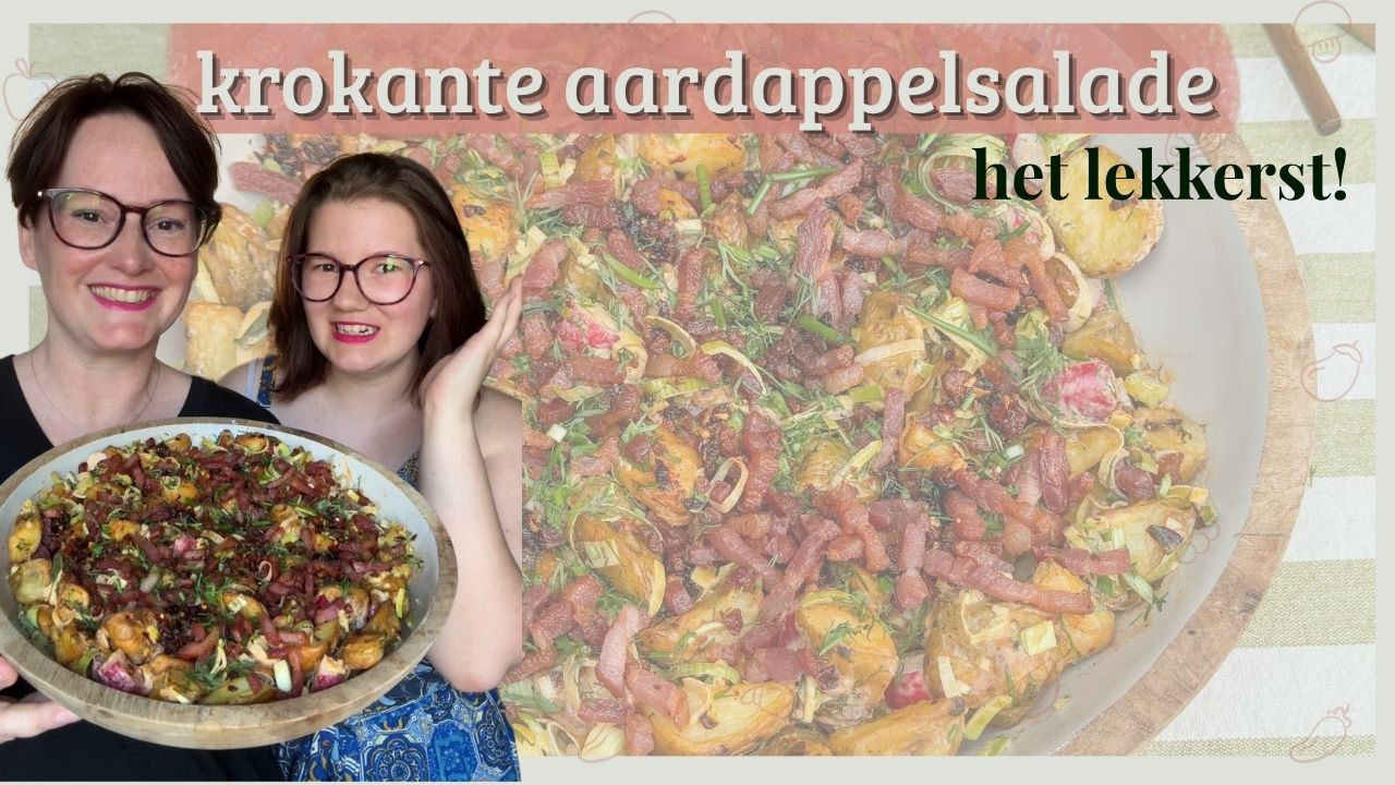 Krokante aardappelsalade recept – Marie Louise en Beaudine houden schaal aardappelsalade met spekjes, prei en verse kruiden vast, met vrolijke uitstraling