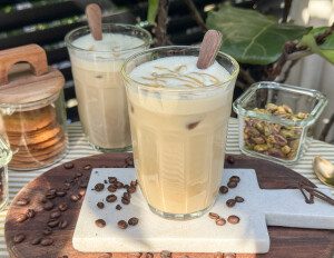 pistache ijskoffie recept met espresso, melk en ijs in een groot glas – zomerse koffiedrank om zelf te maken